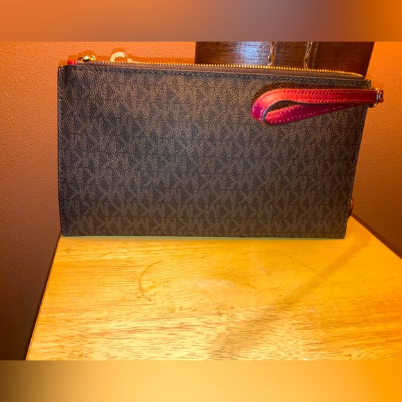 MICHAEL Michael Kors
Illustrations Drive Away Large Zip Clutch Bag - Picture 2 of 10